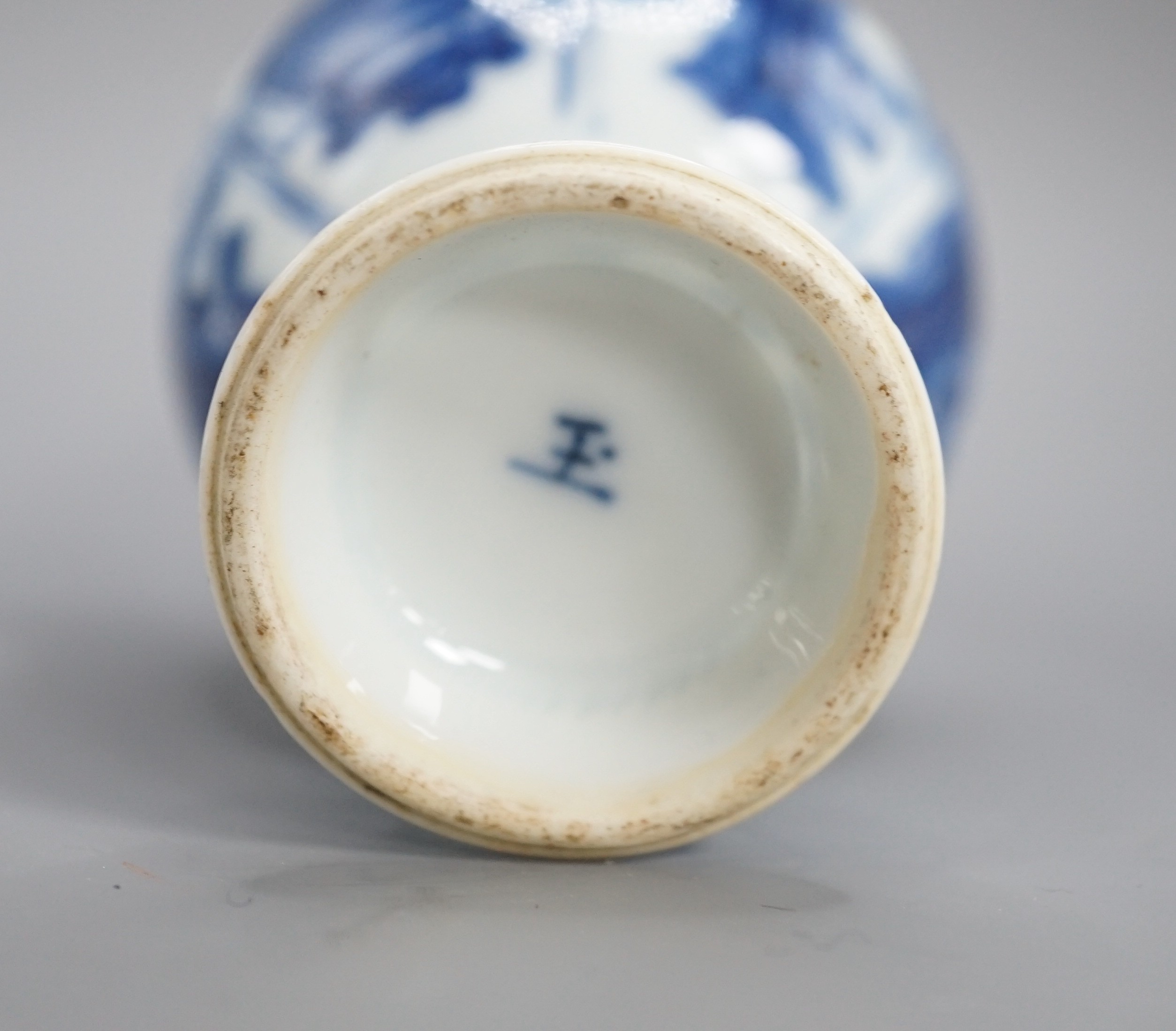 A Chinese Kangxi blue and white garlic neck vase, rim reduced 11cm